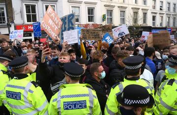 Los seguidores del Chelsea protestan contra la Superliga