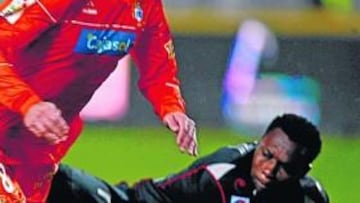 <b>EL PENALTI DECISIVO. </b>Carlos Kameni trabó claramente a Marco Ruben y cometió un penalti que el propio argentino marcó.