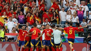 STUTTGART (ALEMANIA), 05/07/2024.- Los jugadores de la selección española de fútbol celebran el segundo gol, durante el partido de cuartos de final de la Eurocopa que España y Alemania disputan este viernes en Stuttgart. EFE/JJ Guillén