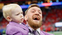 Conor McGregor posa con su hijo. 