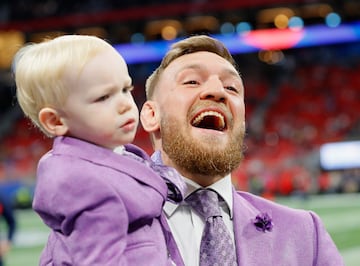 Conor McGregor posa con su hijo. 