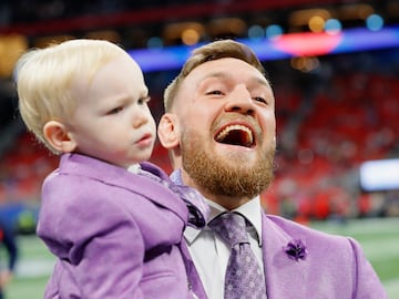 Conor McGregor posa con su hijo. 