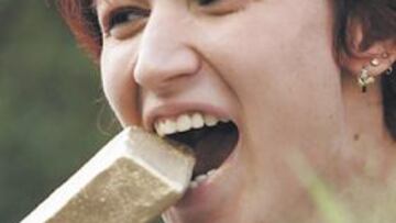 <b>LINGOTAZO. </b>Lebedeva muerde uno de los lingotes de oro que premian al ganador de la Golden League.