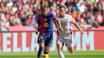 GRAF6428. BARCELONA, 30/03/2025.-BARCELONA, 30/03/2025.- El delantero del Barcelona Lamine Yamal y el centrocampista del Girona Arthur Ramos (c), durante el partido de la jornada 29 de LaLiga que FC Barcelona y Girona disputan este domingo en el estadio Lluis Companys de Barcelona. EFE/ Alejandro García
