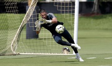 Kiko Casilla.