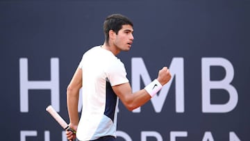 El tenista español Carlos Alcaraz celebra un punto durante su partido ante Alex Molcan en las semifinales del ATP 500 de Hamburgo.