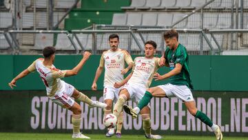 Gorrotxa y Reina pugnan por un balón ante la presencia de un jugador del Racing de Ferrol.