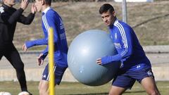 Nano Mesa sujeta una pelota grande en el entrenamiento de esta ma&ntilde;ana.