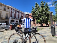 Unai San Sebastián, socio de la Real Sociedad, está recorriendo el camino entre el campo de Anoeta y Sevilla en bicicleta.