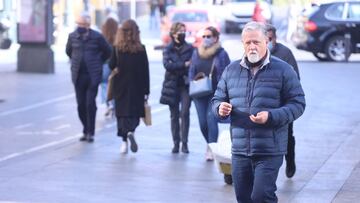 Un ciudadano, sin  mascarilla por la calle San Jacinto, en el primer d&iacute;a sin la obligaci&oacute;n de llevar mascarillas por las calle a 10 de febrero del 2022 en Sevilla (Andaluc&iacute;a)
 10 FEBRERO 2022
 Joaquin Corchero / Europa Press
 10/02/20