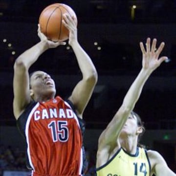 Tammy Sutton-Brown, exjugador de baloncesto canadiense que jugó en las Charlotte Sting y las Indiana Fever de la WNBA.