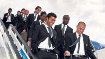 <b>EN SEVILLA. </b>Cannavaro y Miguel Torres sonríen a su llegada al Aeropuerto San Pablo.