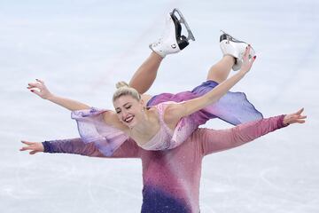 Curiosa imagen de los patinadores canadienses Piper Gilles y Paul Poirier durante los Juegos Olímpicos de Invierno de Beijing 2022. 