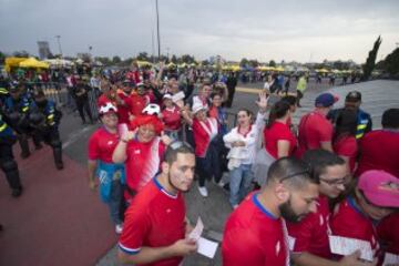 Varios aficionados de Costa Rica se dieron cita al Coloso de Santa Úrsula para presenciar el duelo eliminatorio entre el tricolor y los ticos.