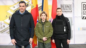 El presidente del Gobierno, Pedro S&aacute;nchez, y la primera ministra danesa, Mette Frederiksen, a su llegada a Kiev