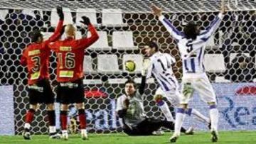 <b>POLÉMICO. </b>Los jugadores del Mallorca reclamaron mano de Vivar Dorado en el segundo gol blanquivioleta.