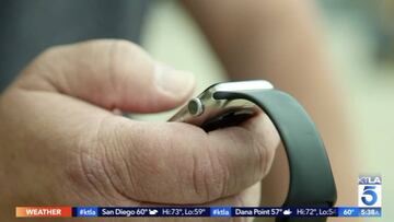 Bodysurfer con su Apple Watch en la mano 6 meses despu&eacute;s de haberlo perdido en Huntington Beach, California.