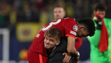 VILLARREAL, SPAIN - MAY 03: Harvey Elliott of Liverpool FC celebrates with teammate Luis Diaz following the final whistle of the UEFA Champions League Semi Final Leg Two match between Villarreal and Liverpool at Estadio de la Ceramica on May 03, 2022 in Villarreal, Spain. (Photo by Jonathan Moscrop/Getty Images)