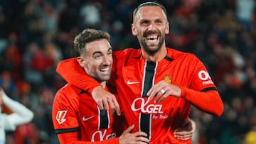 Darder y Muriqi celebran un gol del Mallorca.