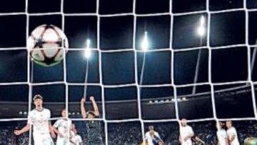 <b>EL PRIMER GOL. </b>La imagen corresponde al 0-1 del Madrid. Llegó gracias a una falta lanzada por Cristiano. Kaká, al fondo, levanta las manos para celebrarlo.