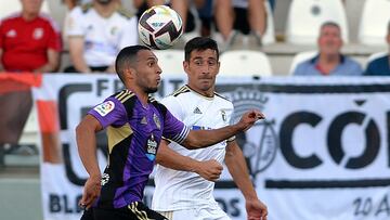 Anuar y Saúl Berjón pugnan por el balón.