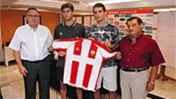 <B>PRESENTÓ A NAVAS Y JUANMA</B>. El Almería presentó a sus dos últimas incorporaciones, el defensa César Navas, cedido por el Zaragoza y Juanma, que llega desde el filial almeriense.