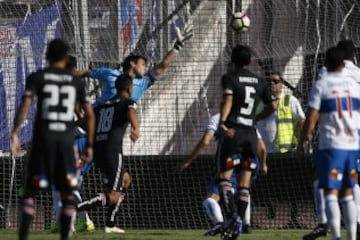 Futbol, Colo Colo vs Universidad Catolica
Quinta fecha, campeonato de Clausura 2016/17
El jugador de Colo Colo Esteban Paredes, fuera de la foto, marca su gol contra Universidad Catolica durante el partido de primera division disputado en el estadio Monumental de Santiago, Chile.
04/03/2017
Andres Pina/Photosport
*************

Football, Colo Colo vs Universidad Catolica
Fifth date, Clousure Championship 2016/17
Colo Colo's player Esteban Paredes, out of the picture, scores against Universidad Catolica during the first division football match at the Monuemnatl stadium in Santiago, Chile.
04/03/2017
Andres Pina/Photosport