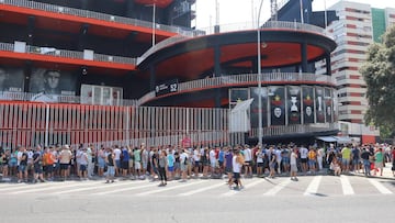 17/07/15 COLAS TAQUILLA EN MESTALLA VALENCIA CF 
 CAMPA&Ntilde;A ABONOS 2015 2016
  SEGUIDORES