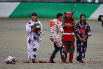 Márquez ganó su segundo mundial en MotoGP (cuarto mundial en total) en el Gran Premio de Japón. En la imagen, Marc Márquez celebra la victoria en Motegi.