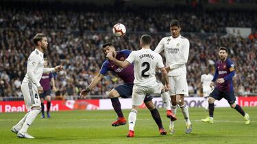 Suárez, rodeado por Ramos, Carvajal y Varane en el último Clásico.