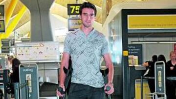 <b>NO SERÁ OPERADO. </b>Bertrán, escayolado, posó ayer para AS en el madrileño aeropuerto de Barajas.