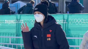 La tenista china Peng Shuai saluda durante la final de la prueba de Big Air femenino de los Juegos Ol&iacute;mpicos de Invierno de Pek&iacute;n 2022.