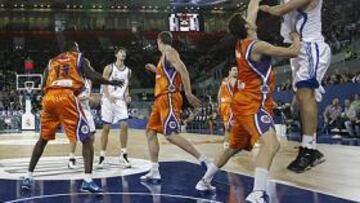 <b>CANDIDATO A MVP. </b>Un Felipe Reyes descomunal (17 puntos y 13 rebotes) lanza un gancho ante la oposición de Víctor Claver.