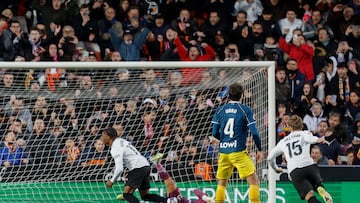 VALENCIA, 24/01/2026.- El extremo del Valencia Largie Ramazan (i) celebra su gol ante el Espanyol durante el encuentro correspondiente a la jornada 21 de LaLiga EA Sports entre el Valencia y el Espanyol disputado en Mestalla, Valencia, este sábado. EFE/ Ana Escobar