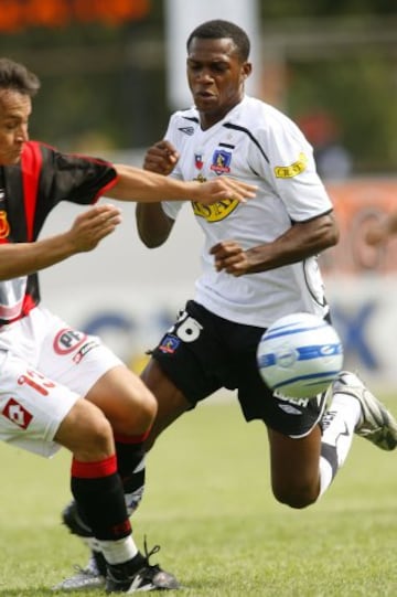 John Jairo Castillo llegó el 2008 a Colo Colo junto a Caliche y también pasó sin pena ni gloria. Jugó el Apertura en los albos, el Clausura en Everton y después volvió al Cortuluá de Colombia. Hoy juega en la Universidad Técnica de Cajamarca de Perú.