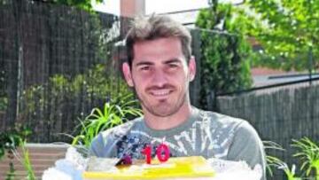 <b>UNA DÉCADA. </b>Iker Casillas posa con la tarta que conmemora los diez años de su debut en Primera.