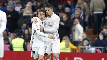 James Rodríguez y Luka Modric durante un partido en el Real Madrid.