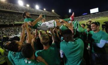 Los verdiblancos celebraron el ascenso. Jorge Molina.