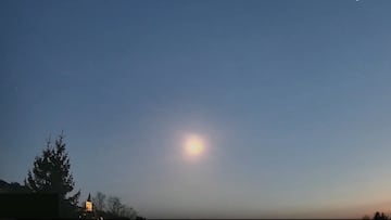 Una enorme bola de fuego cruza el cielo y fragmentos de meteorito acaban dañando una casa