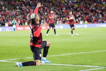 Independiente Santa Fe y Deportivo Cali jugaron en la segunda jornada del Torneo ESPN en el estadio El Campín. Se estrenaron varios de los refuerzos y el equipo bogotano consiguió la victoria 2-1.