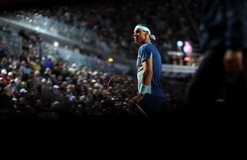 Nadal reacciona mirando al público del Foro Itálico en su partido de tercera ronda contra Denis Shapovalov en el Masters 1000 de Roma, el 12 de mayo de 2022.