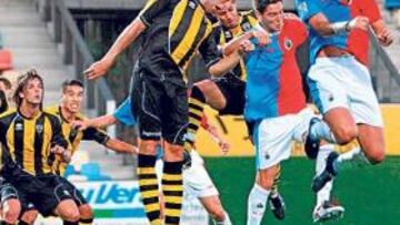 <b>INTENSIDAD. </b>Colsa remata de cabeza adelantándose a los rivales ayer en el estadio Lasesarre.