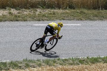 Christopher Froome portando el maillot amarillo, que le otorga como líder de la general durante la etapa 19ª del Tour de Francia.