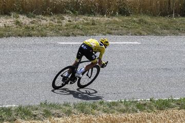 Christopher Froome portando el maillot amarillo, que le otorga como líder de la general durante la etapa 19ª del Tour de Francia. 