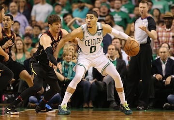 Jayson Tatum ante la marca de Kyle Korver, quien no logró robar la pelota en ninguna ocasión y anotó solo 7 puntos: 6, a través de triples.