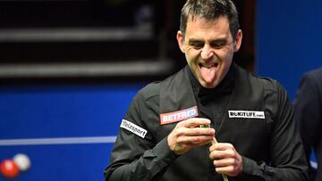 Ronnie O&#039;Sullivan of England pulls a face as he prepares to play a shot during the World Snooker Championship Round Two match against Mark Allen of Northern Ireland at the Crucible Theatre, in Sheffield, northern England, on April 22, 2022. (Photo by