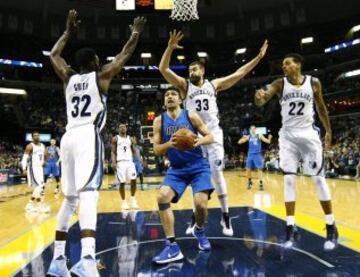 Jeff Green, Marc Gasol y Matt Barnes de los Grizzlies ante Zaza Pachulia.