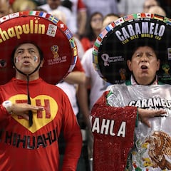 Dos aficionados al fútbol, en el Clásico Mundial de béisbol