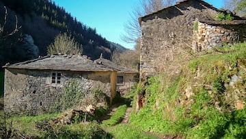 Ponen en venta una aldea gallega por 65.000 euros a tiro de piedra de la playa con todo listo para poder teletrabajar
