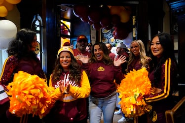Aficionadas de los Washington Commanders llegando a la fan zone en Madrid antes del partido.